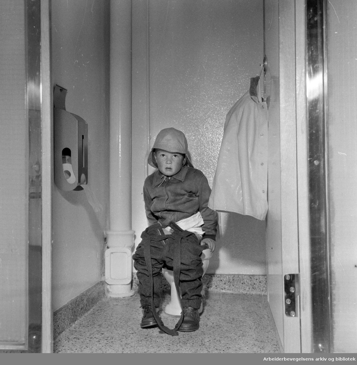Rådhusgatens nye toalett innvies. ( barnetoalettet). April 1959