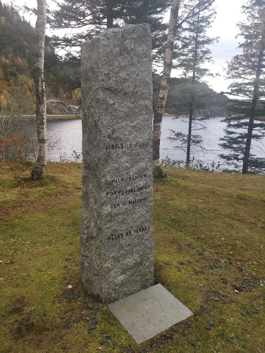 Minnesmerker ved Storbjørnvatnet i Vefsn over Hans Richard Stokkvold (Stokvold) (f. 1910 i Brønnøy) og Harton Lovien Jarle Furø (f. 1903 i Sørreisa) som falt på dette stedet under kamper 10. mai 1940.