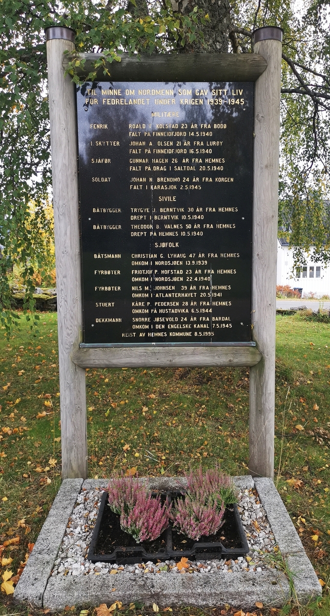 Navnetavle "til minne om nordmenn som gav sitt liv for fedrelandet under krigen 1939-1945". Tavla står like ved Hemnes kirke på Hemnesberget, og ble reist av Hemnes kommune 8. mai 1995. Den har elleve navn, fordelt på militære, sivile og sjøfolk.