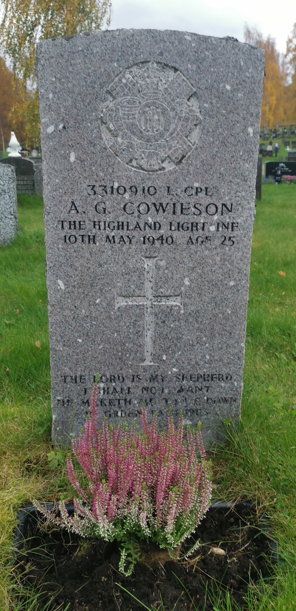 Alex G. Cowieson (d. 1940), britisk krigsgrav på Hemnes kirkegård.
