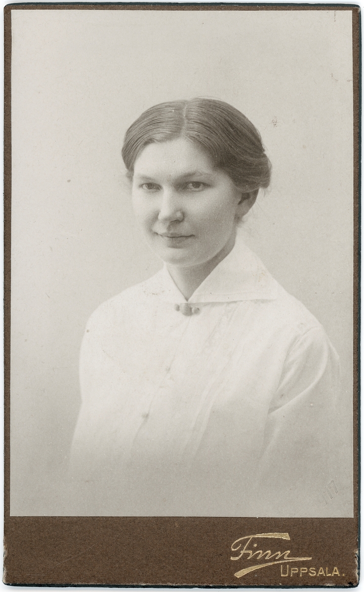 Kabinettsfotografi - kvinna, Uppsala 1917