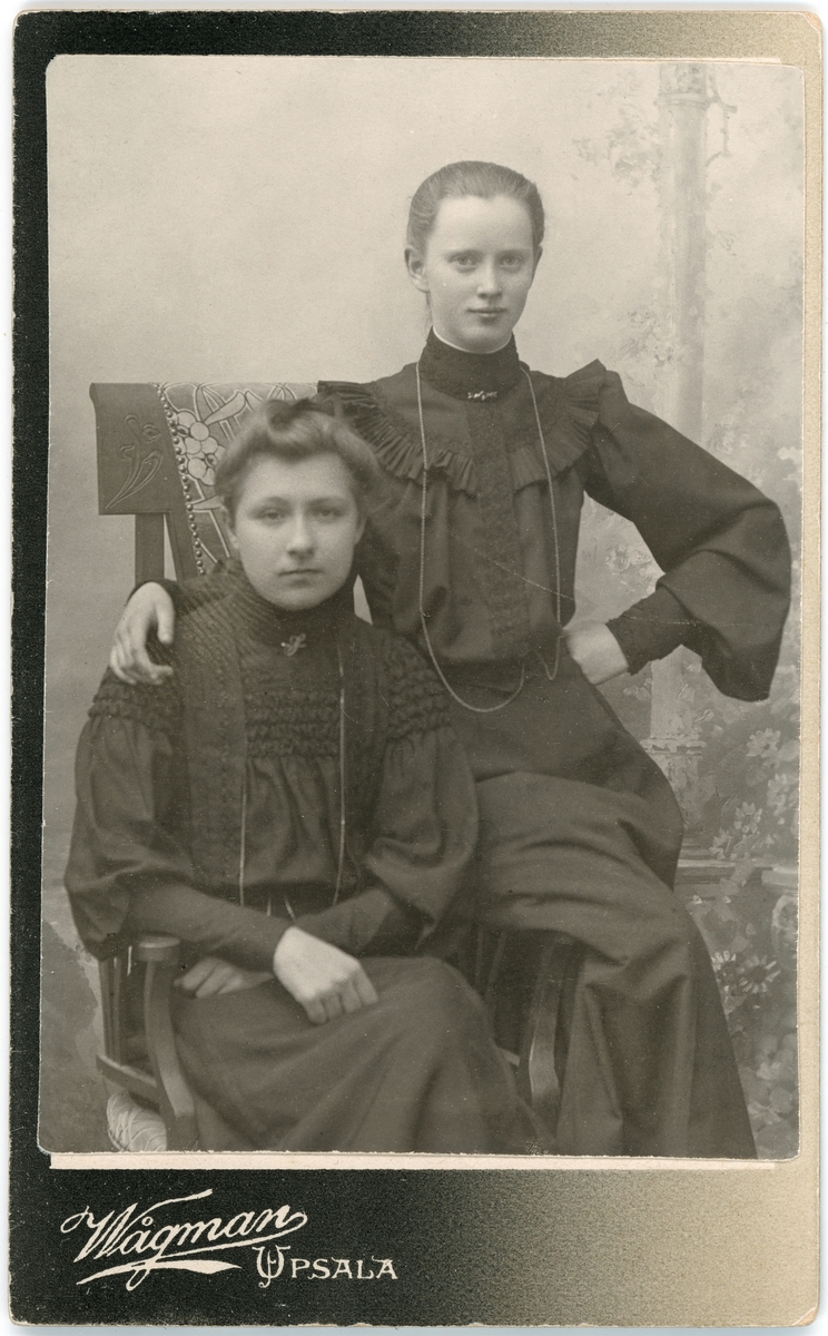 Kabinettsfotografi - två kvinnor klädda i svarta klänningar, Uppsala