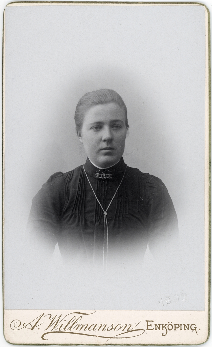 Kabinettsfotografi - Alma, dotter till rusthållare Söderlund i Hummelsta, 1902