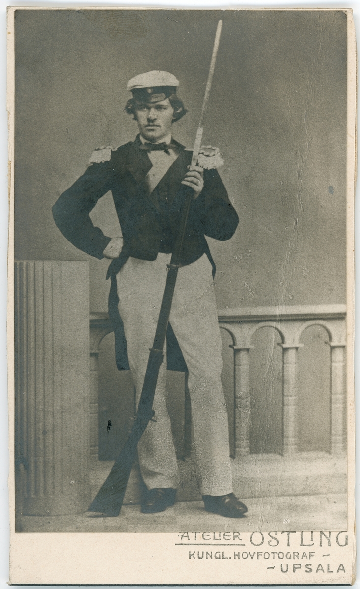Kabinettsfotografi - Herman Bauman, korpral vid studentbeväringen 1865, Uppsala