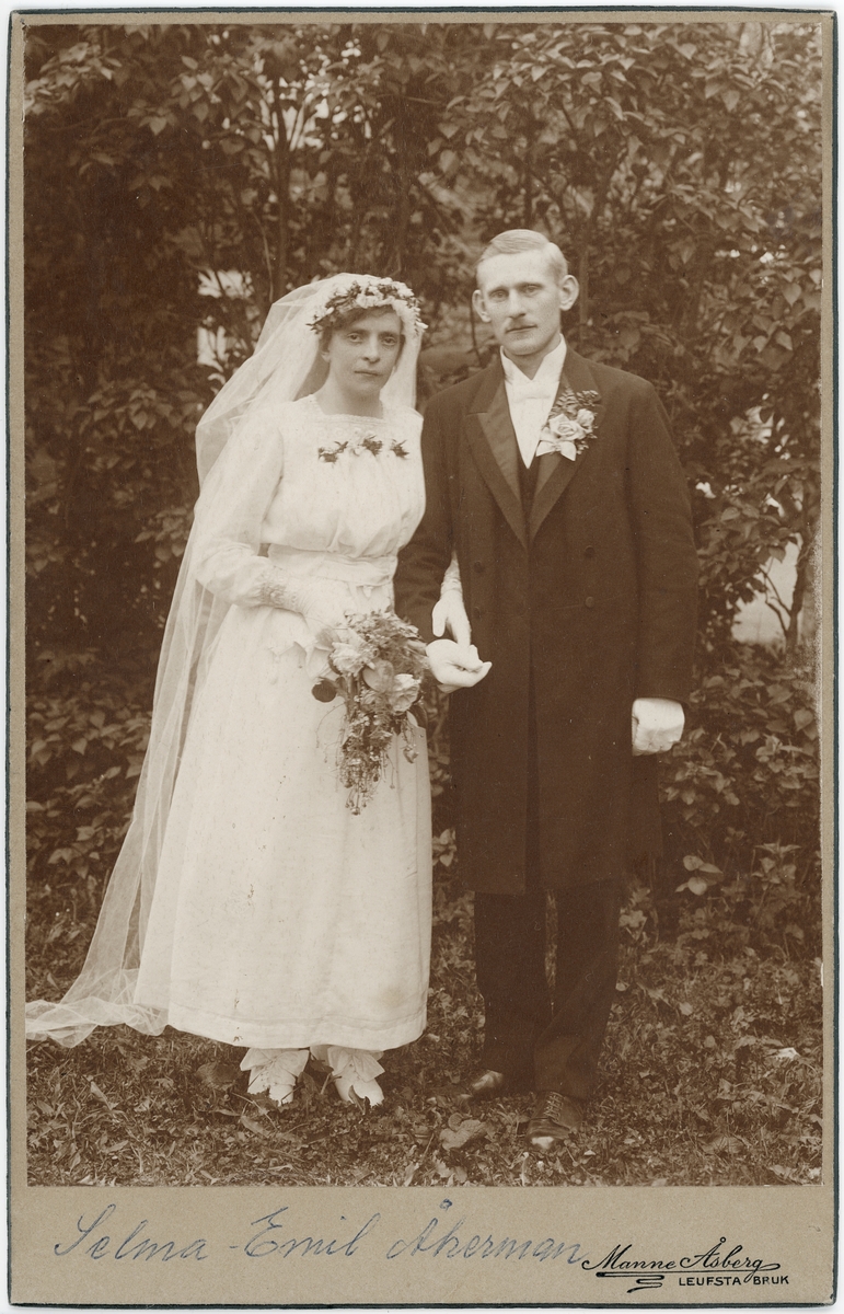 Kabinettsfotografi - brudparet Selma och Emil Åkerman, Lövstabruk 1920-tal