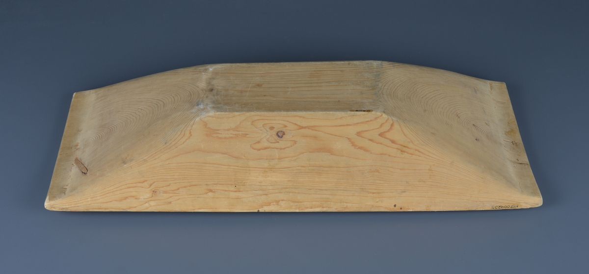 Traug laget i tre, brukt ved baking av brød o.l. Deigen ble plassert i trauget, gjerne med et klede over for heving.
