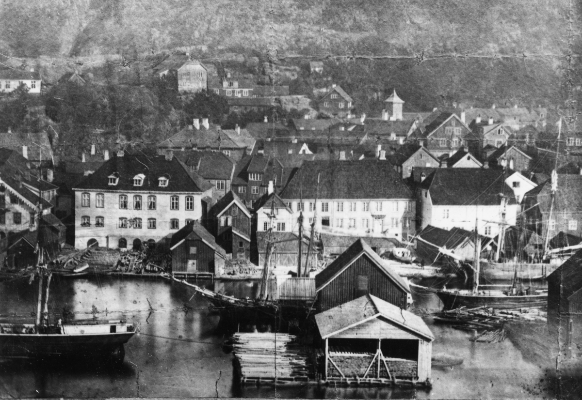 Kragerø by sett fra Øya - foto etter tidl. plate ca 1860. Tårn til Kristi kirke i bakgrunn.