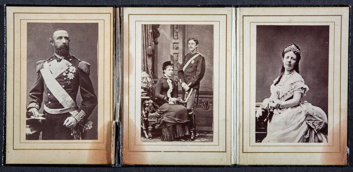 Folder med 3 kongelige bilder. Fra venstre: Kong Oscar 2., midten: forlovelsesbilde av kong Gustav 5. av Sverige og dronning Victoria, høyre: prinsesse Sofia - gift med Oscar 2. (fotograf: Gösta Florman)