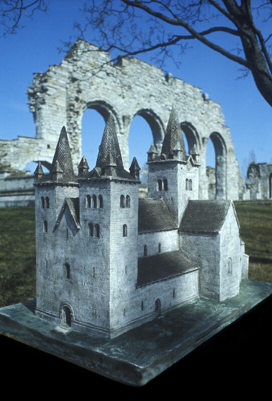 Modell av middelalderkatedralen på Domkirkeodden foran ruinen av den samme katedralen før det ble bygget vernebygg over.