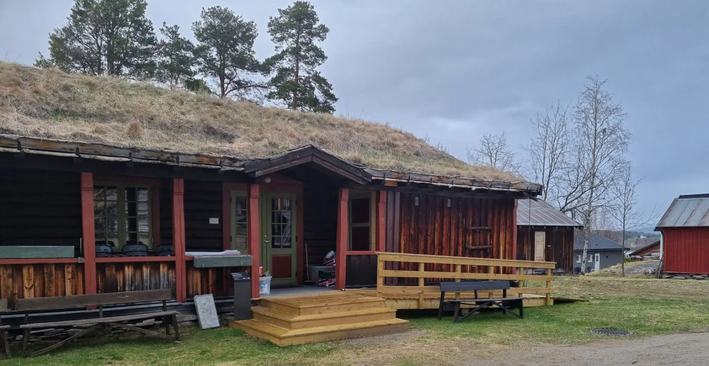 Restaurant. Bygd i 1937, oppgradert 2021. Det var behov for et serverings- og møtelokale og bygget ble tømret på dugnad. Parken var et vandringsmål, særlig fra stasjonssida. Driften ble leid ut.