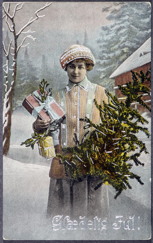 Julekort anno 1900. Dame med julegaver og juletre utendørs