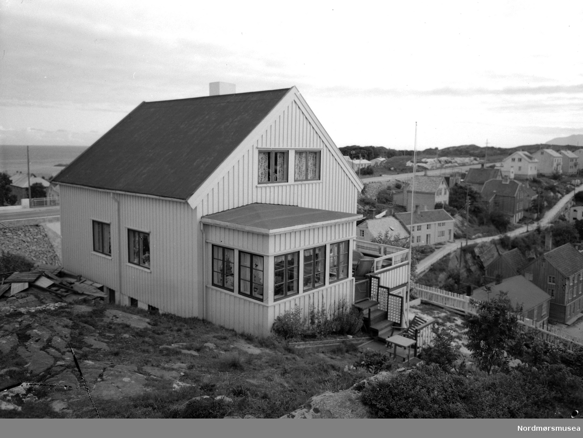 Tekst: "Sørensen. Rangvald's hus." Fra fotoarkivet etter portrettfotograf Claus Monge. Nordmøre museum overtok samlingen fra sommeren 2011.