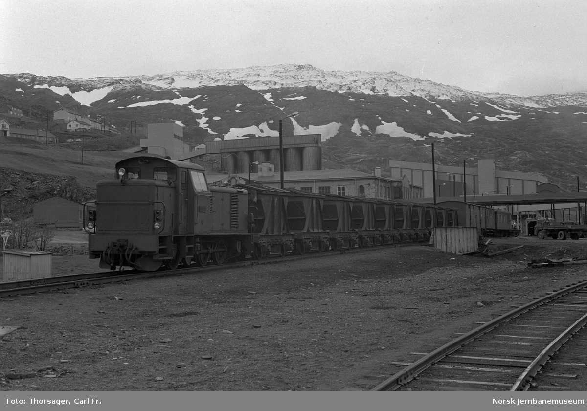 Sulitjelmabanens diesellok SAULO med blandet tog til Finneid på Lomi stasjon