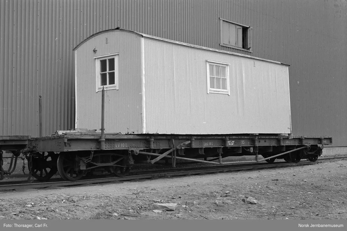 Sulitjelmabanens plattformvogn Tso 95 i Lomi, lastet med Moelven-brakke