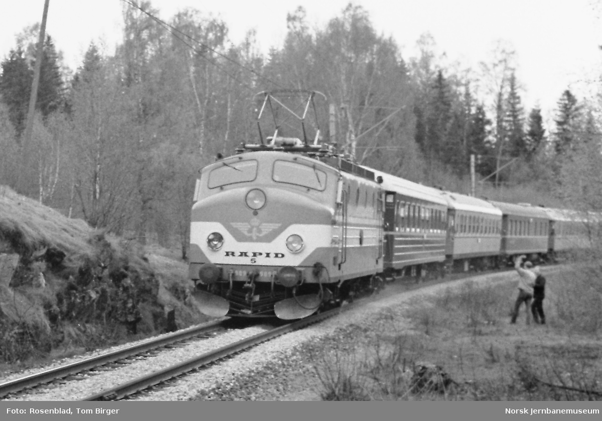 Ekspresstog til Stockholm med svensk elektrisk lokomotiv "Rapid 5", Ra 989 ved Bingsfoss mellom Sørumsand og Blaker på Kongsvingerbanen