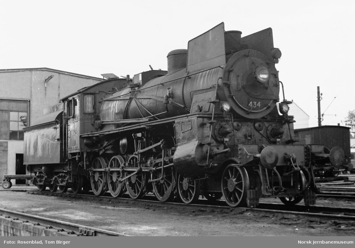 Damplokomotiv type 26c nr. 434 på Hamar stasjon