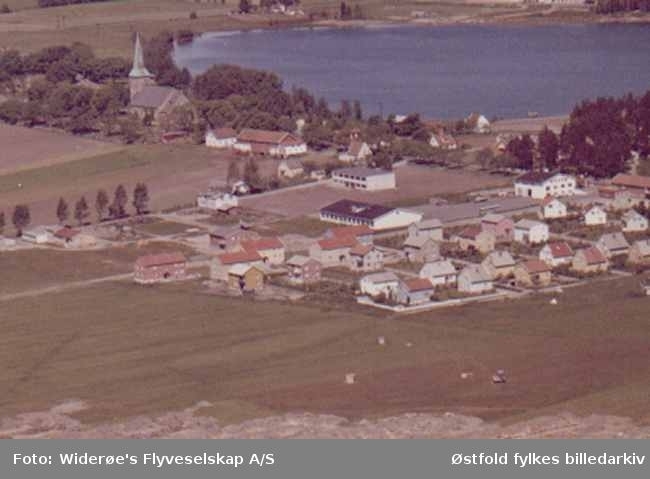 Flyfoto av boligområde på Lande i Tune., Glombuss,