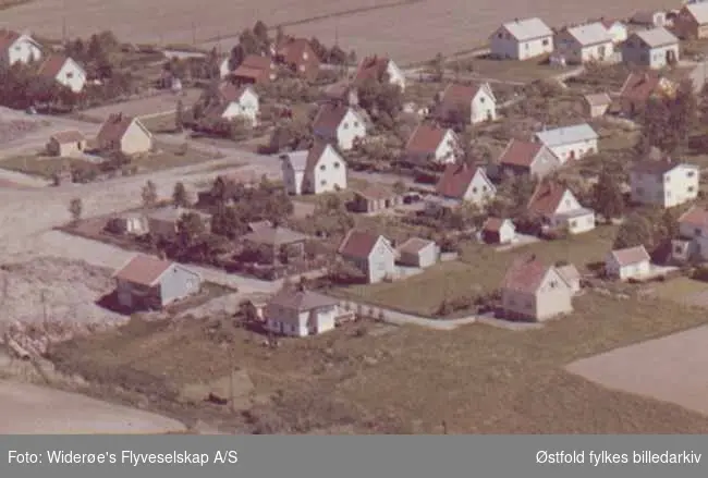 Flyfoto av boligområde på Brevik i Tune.