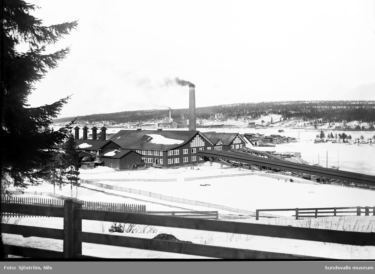 Vintervy med Svartviks gamla ångsåg. I bakgrunden syns Essviks sulfitfabrik.