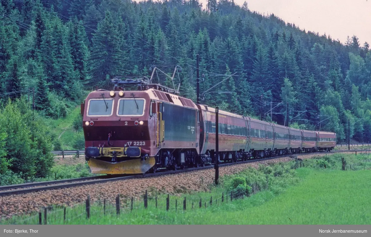 Elektrisk lokomotiv El 17 2223 med ekspresstog 41 Oslo-Trondheim mellom Ringebu og Frya