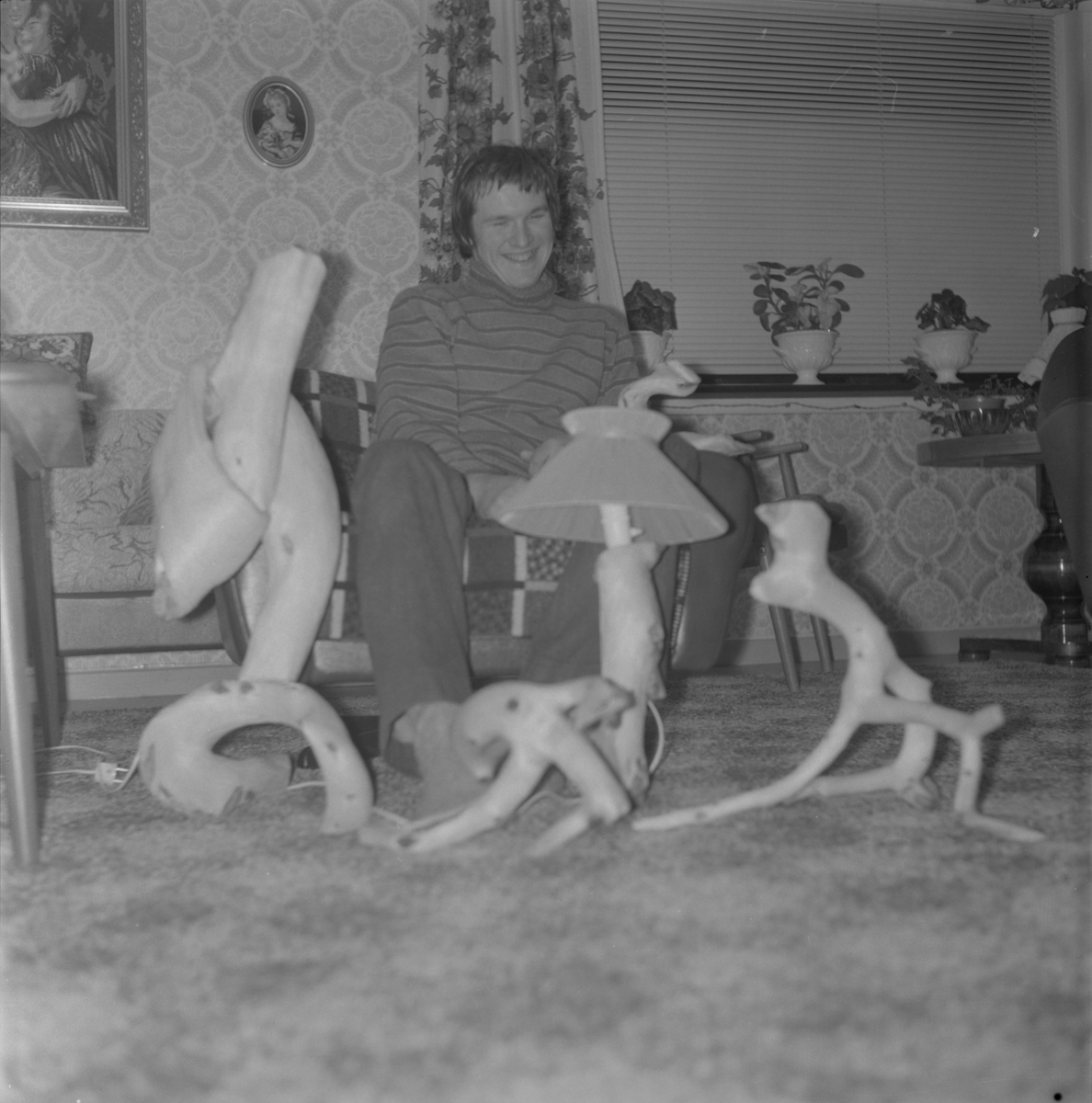 Anton Romsøe med døme på sjølvproduserte "trekrokar" (treskulpturar) heime i stova på Haugsgjerdet i Bjoa, 1970.