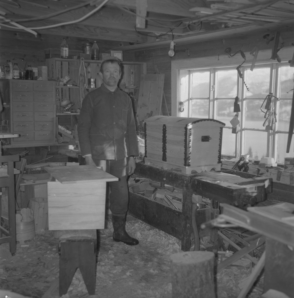 Sigurd Frønsdal i gang med trearbeid i verkstaden på Ørland i Ølensvåg, 1978.