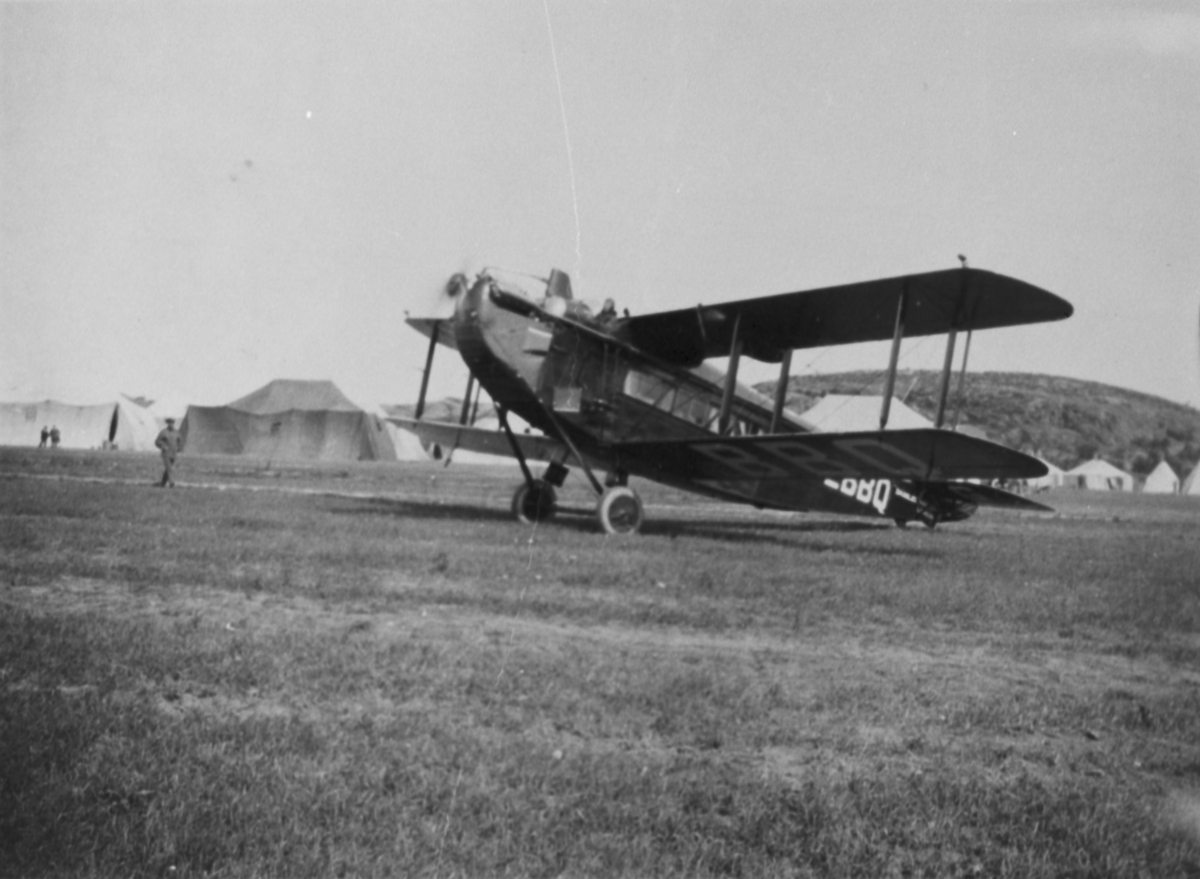 Brittiskt flygplan De Havilland DH. 34 märkt G-EBBQ (prototyp) står på ...