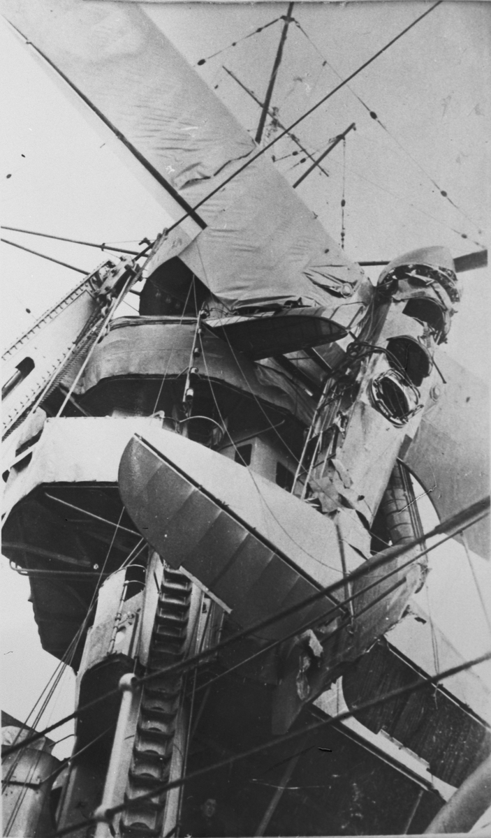 Flygplan S 5C har kolliderat med pansarfartyget Gustav V under mörkläggningsövning i Karlskrona den 10 mars 1939. Vy nedifrån.