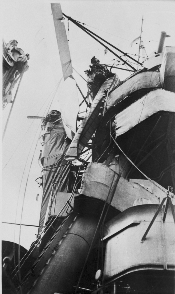 Flygplan S 5C har kolliderat med pansarfartyget Gustav V under mörkläggningsövning i Karlskrona den 10 mars 1939. Vy från sidan.