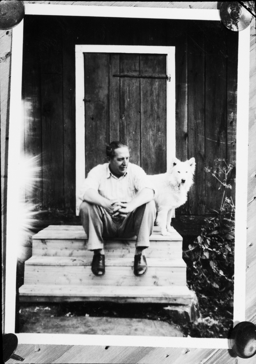 Reprofotografi - man sitter på trappan tillsammans med en hund, Östhammar, Uppland