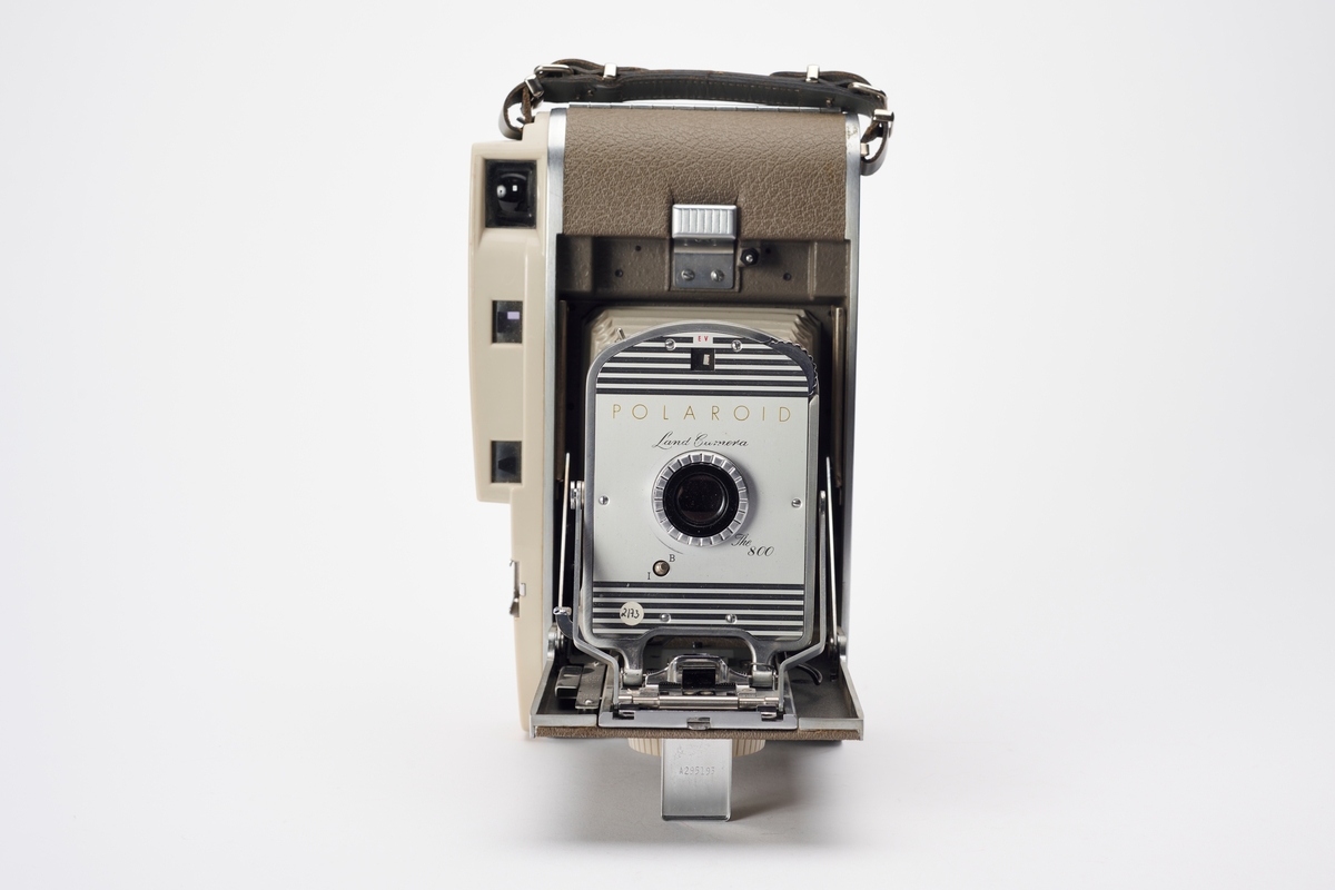 Model 800 er et instant kamera produsert av Polaroid fra 1957 til 1962. Foldekameraet er utstyrt med målsøker og mulighet for avtagbar blits.
Objektiv: 130 mm F8.8
Film: Type 40