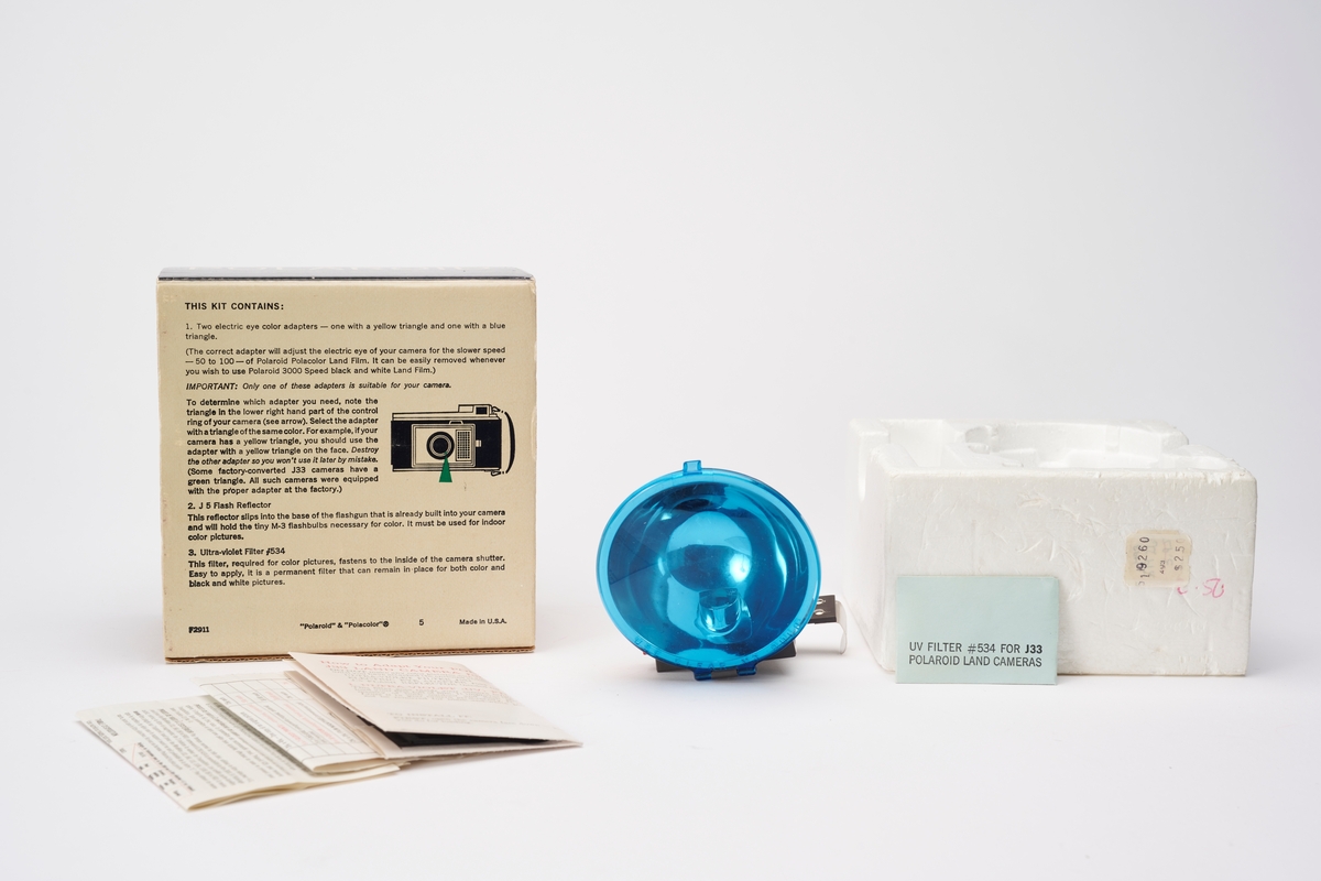 Color Adapter Kit #330 er en avtagbar blits med fargefilter, produsert av Polaroid til instant kameraet J33. Original emballasje og bruksanvisning medfølger.