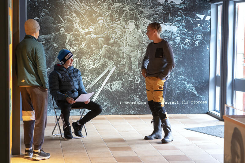 Tre gutar føre eit bilde av motstandsfolka i fotoutstillinga på Bjørn West Museet i Matre.