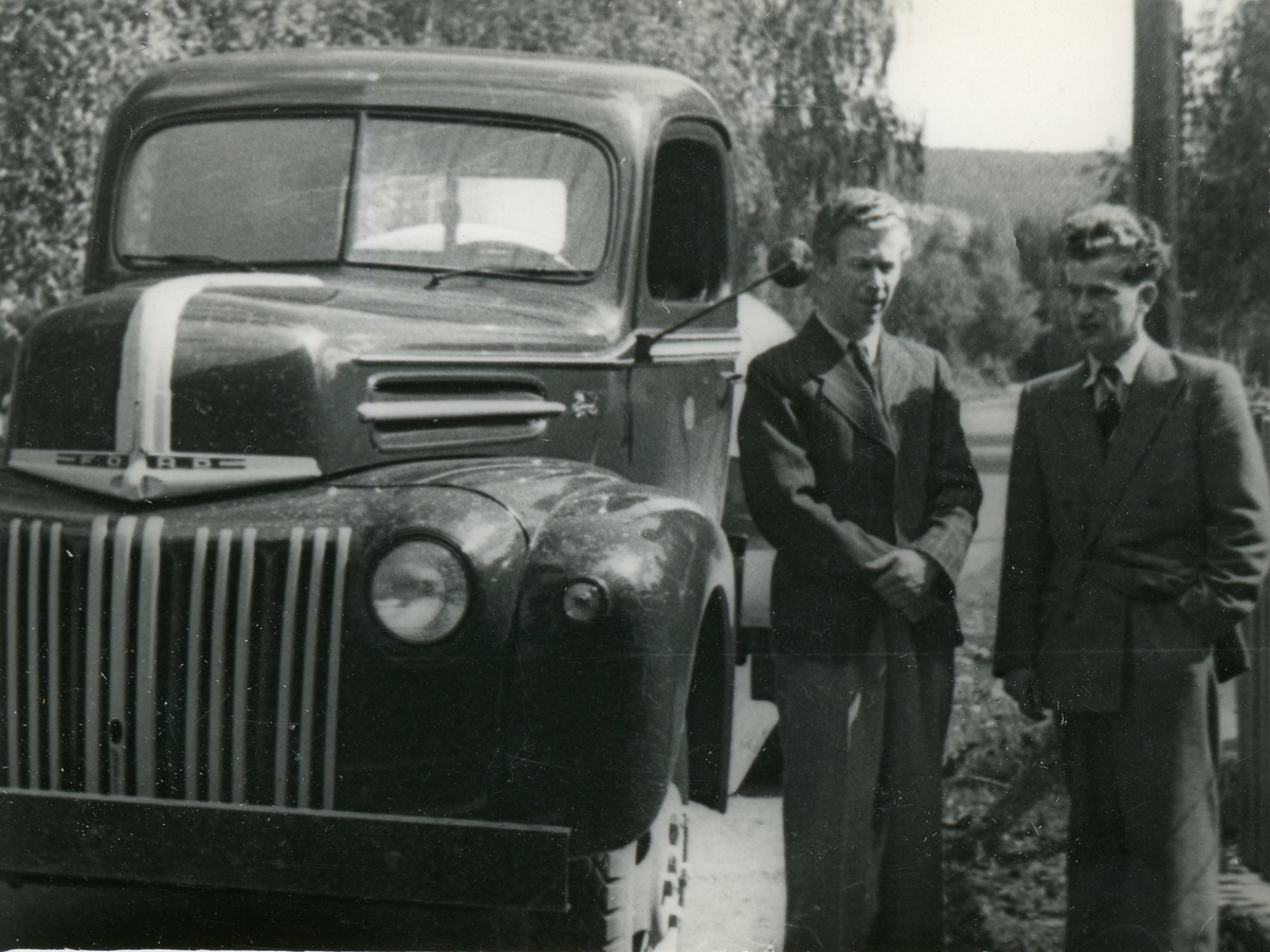 Ford lastebil (F-35574) mod 1946. Til høyre Ola Olavsen Rust