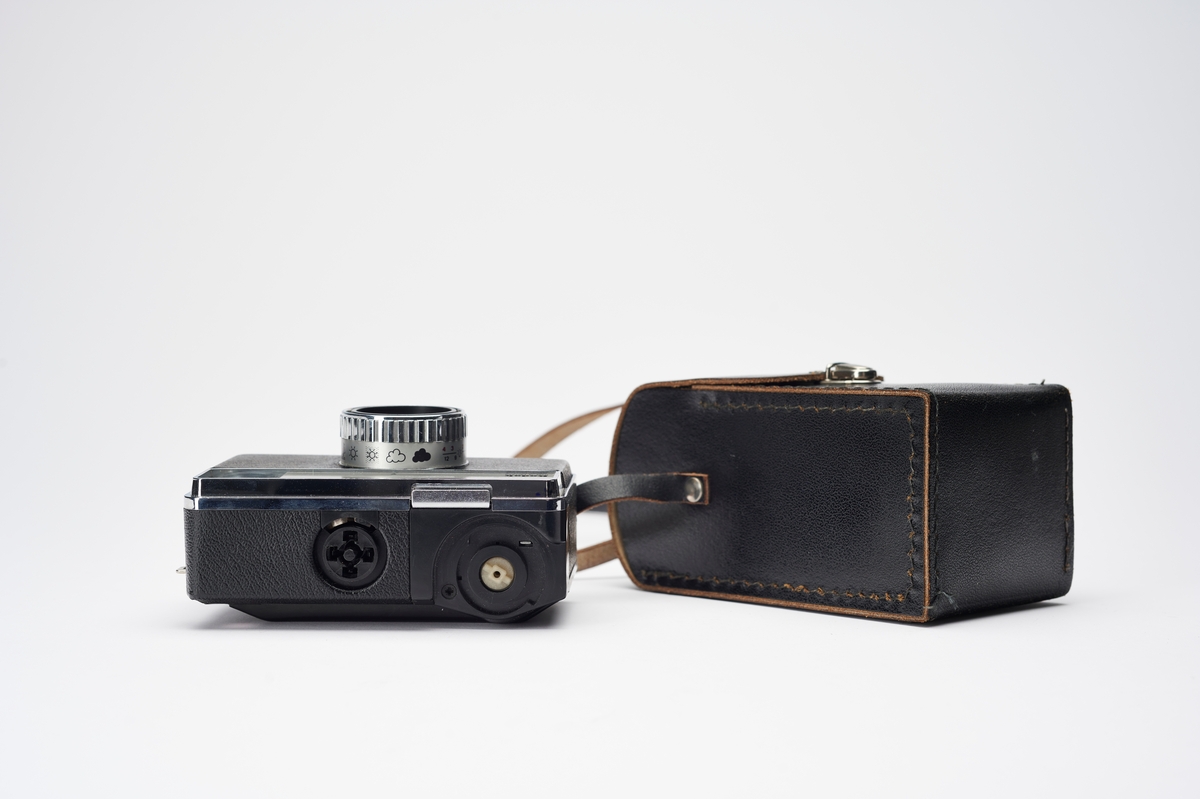"Load it, you'll love it" var slagordet til Instamatic-serien, produsert av Kodak. Serien ble introdusert sammen med en ny kassettfilm. Denne, 126 kassettfilmen, designet av Dean M. Peterson (1931-2004), gjorde det umulig å lade kamera feil og ble en stor suksess. Instamatic 50 ble introdusert for det engelske markedet i februar 1963, en måned før USA lanserte sin første modell, Instamatic 100.
Instamatic 233 er et enkelt 126 kassettkamera, produsert av Kodak (England og Tyskland) fra 1968 til 1970. Det er utstyrt med blitsfeste, Reomar f/6.6, 41 mm objektiv og lukkerhastigheten kan stilles inn på ulike værsymboler for eksponeringskontroll. 
Bildestørrelse: 28 x 28 mm.
Lukkertider: 1/40 sek., 1/80 sek.
Kameraetui medfølger.