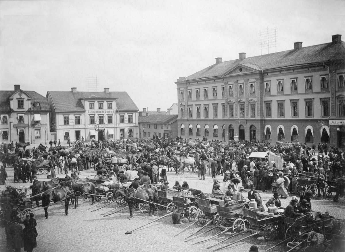 Stora Torget i Linköping en torgdag 1891. Andra onsdagen i varje månad hölls vid tiden torghandel med lantbruksprodukter. Till höger ses Stora hotellet.