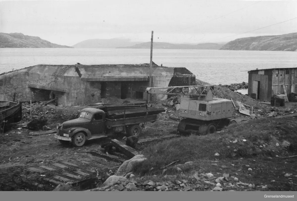 Bilkrana i sving med opprydding, Kirkenes 25. juni 1947. Bunkers og Hinkefjæra i bakgrunnen.