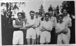 Idrettsutøvere. Bøverbru-laget i Jarenstafetten 1934: Harald