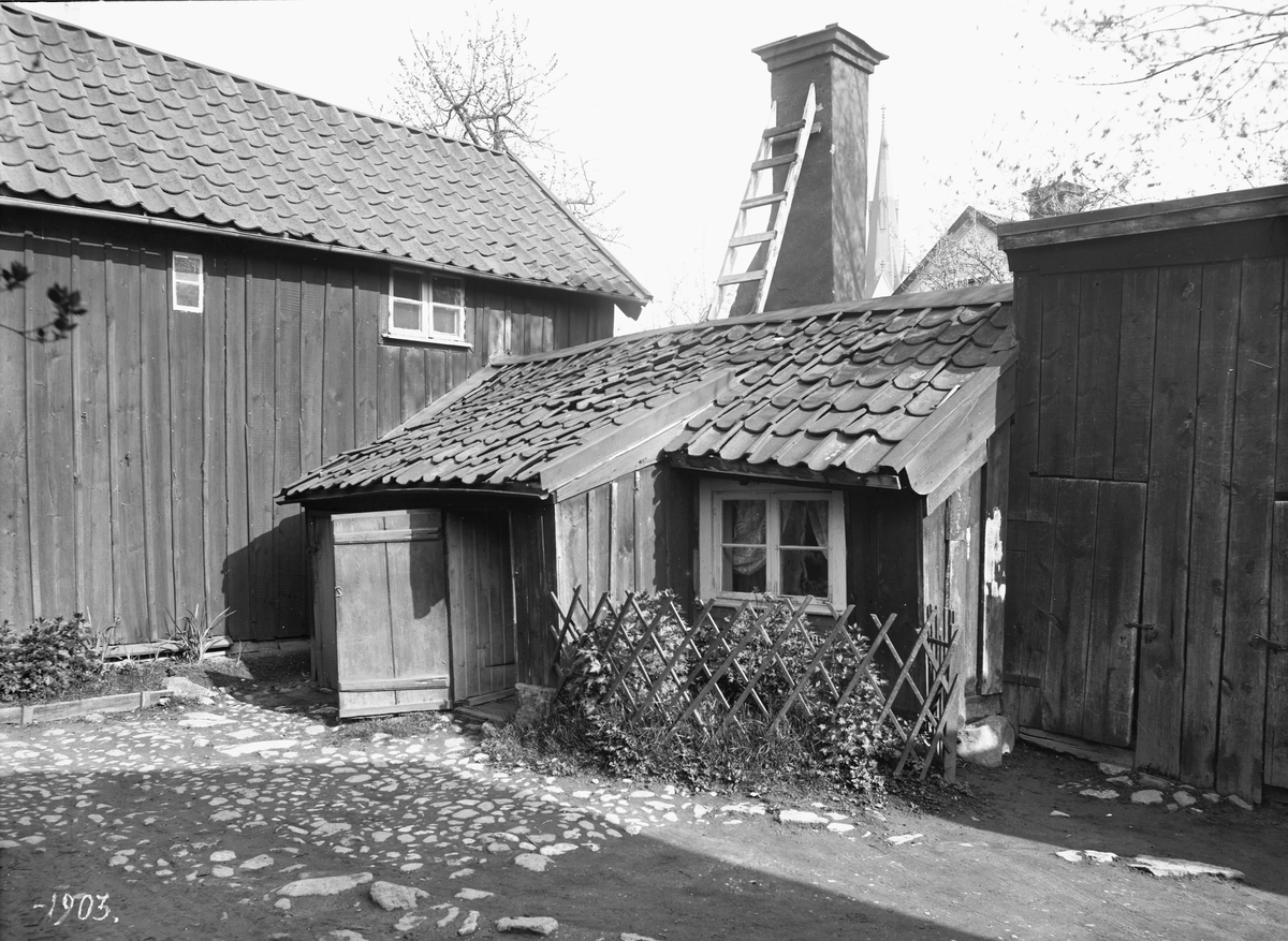 Gårdsinteriör från dåvarande adressen Djurgårdsgatan 13 i Linköping. I stadens utkanter, som detta, dominerade den lågskaliga trähusbebyggelsen som inte sörjdes för när den moderna tiden bröt in. Byggnaderna på bilden fick på 1940-talet lämna plats för busstorget.
