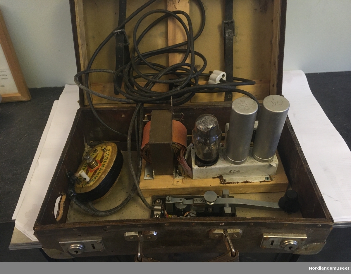 Hjemmelaget utstyr bestående av oscillator/tonegenerator, morsenøkkel og uttak for hodesett (montert i snusdåse Tidemanns Mildeste type)