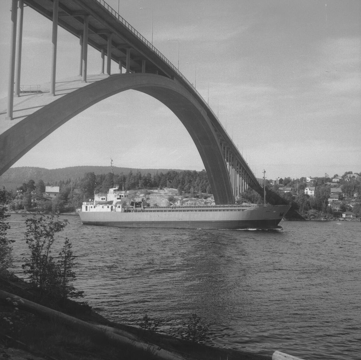 Fartyget Bamse vid Sandöbron