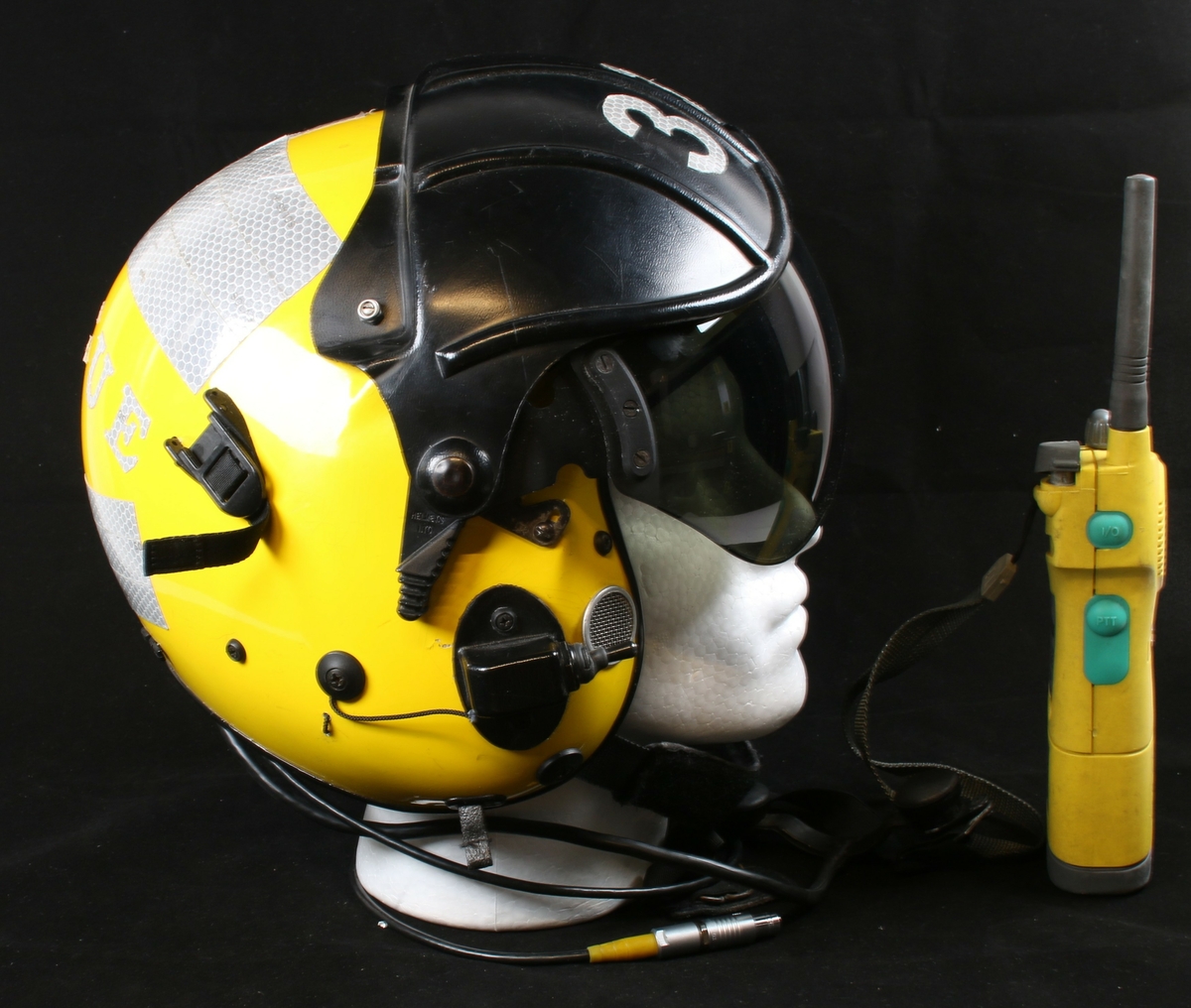 Påført refleks tape og gul maling for synlighet i vann om natten 
Hjelmen kommer med kommunikasjonssystem - NAVICO. AXIS 150 GMDSS