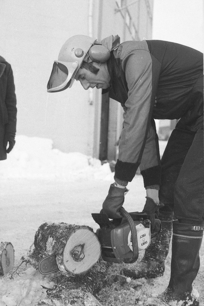 Harald Grønningen demonstrerer en Jobu motorsag.