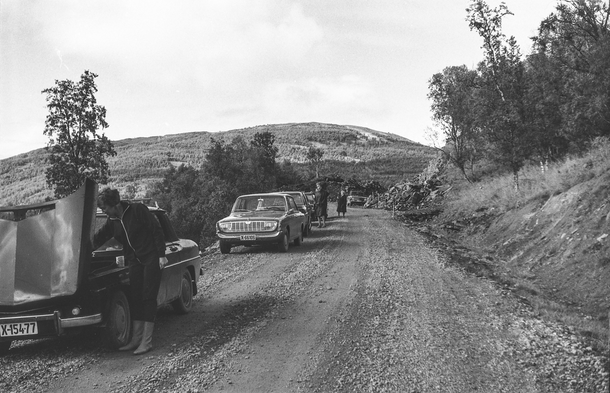 Biler ved veien opp mot Aunfjellet.
