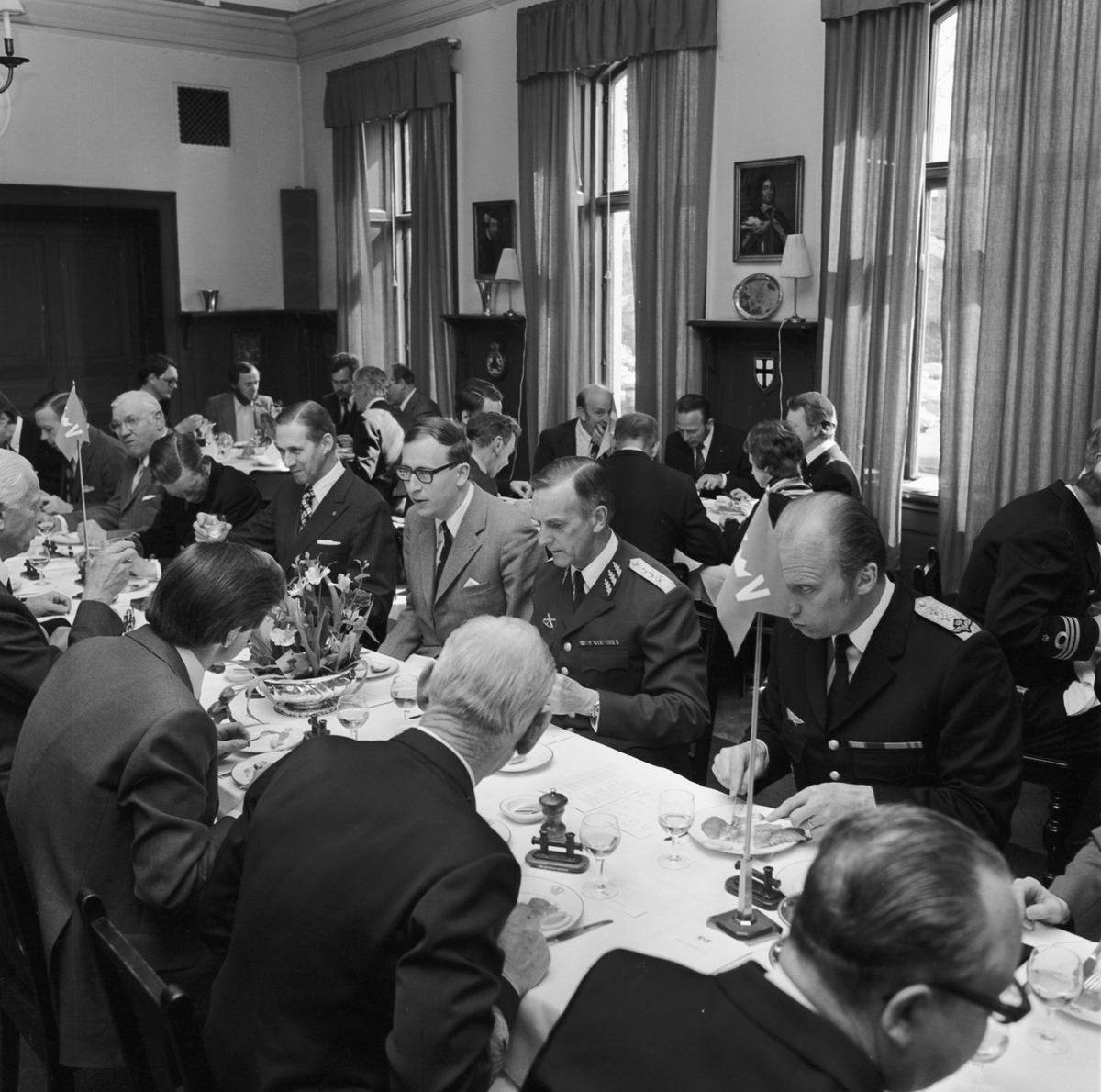 Höger militärer med gäster äter middag för att fira sjösättningen av T 141.