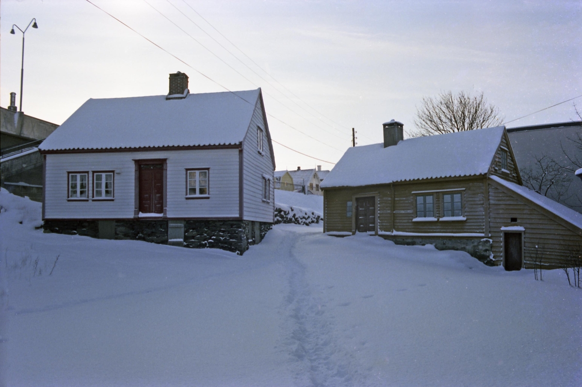 Losahuset og Stavahuset julen 1981. Eksteriør.