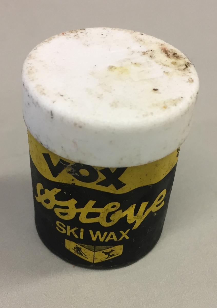 Boks med tørrvoks. "Vox" "Østbye ski vax". Metallboks med plastkork.