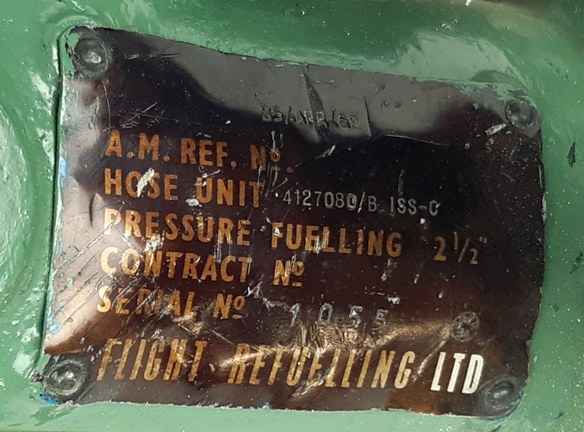 Munstycke för trycktankning i grön lackad metall. Uppskuren för undervisning. Vid dess sida en skylt, samt en klister-etikett märkt "Tillhör F3". Därtill märkt "Tillhör CVMV 879". Serienummer: 1055. Tillverkare: Flight refuelling Ltd.