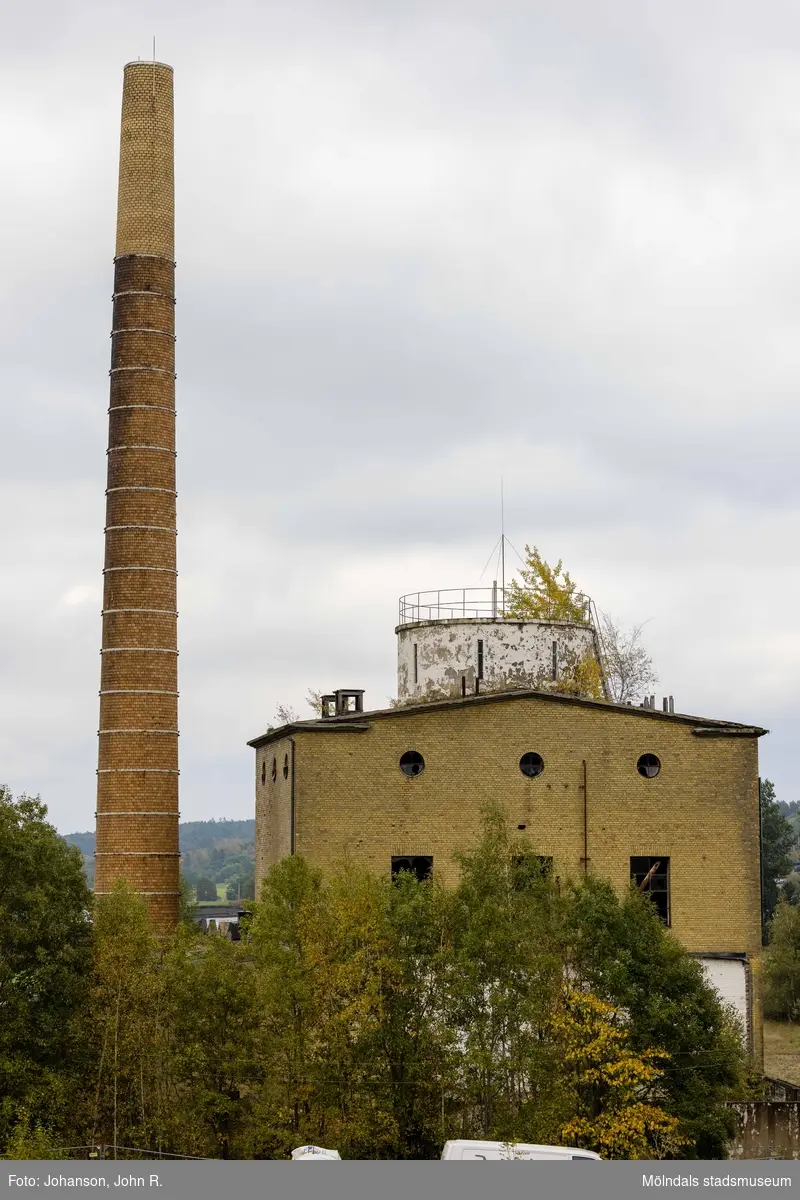 Fabriksbyggnaden Färgeriet i gult tegel på Annestorp 3:33 i Annestorp, Lindome, i Mölndals kommun. Bredvid står en hög fabriksskorsten. Byggnadsdokumentation inför rivning. Fotografi taget av John R. Johanson, Rstudio, den 29 oktober 2021.

Färgeriet uppfördes ursprungligen år 1937 och byggdes ut 1951. Textilproduktionen i området upphörde 1968, men färgeriet fortsatte fram till 1993. Senare kom verksamheten i byggnaderna att utgöras av färgtillverkning.