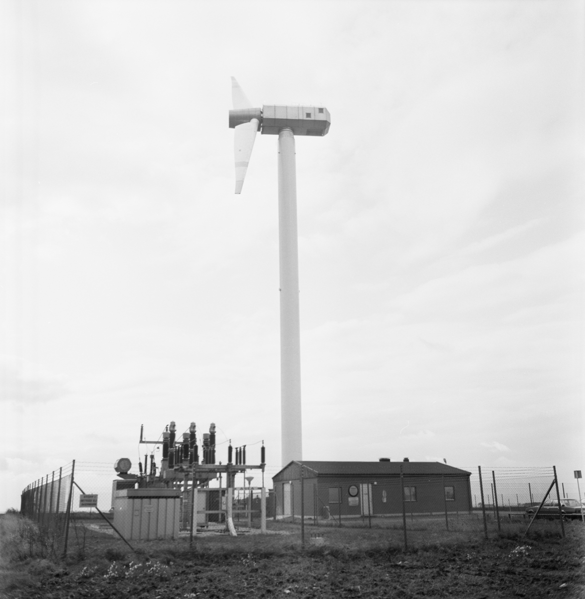 Övrigt: Foto datum: 22/9 1983
Byggnader och kranar
Exteriör av vindkraftverket i Maglarp.
Närmast identisk bild: V90352, ej skannad